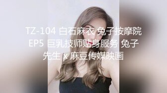 刚结婚夫妻俩，日子过得贼刺激，妻子在厨房弄挂面，老公撂下裤子猛地后入，一直干到门口，呻吟浪叫，邻居听到了咋整？